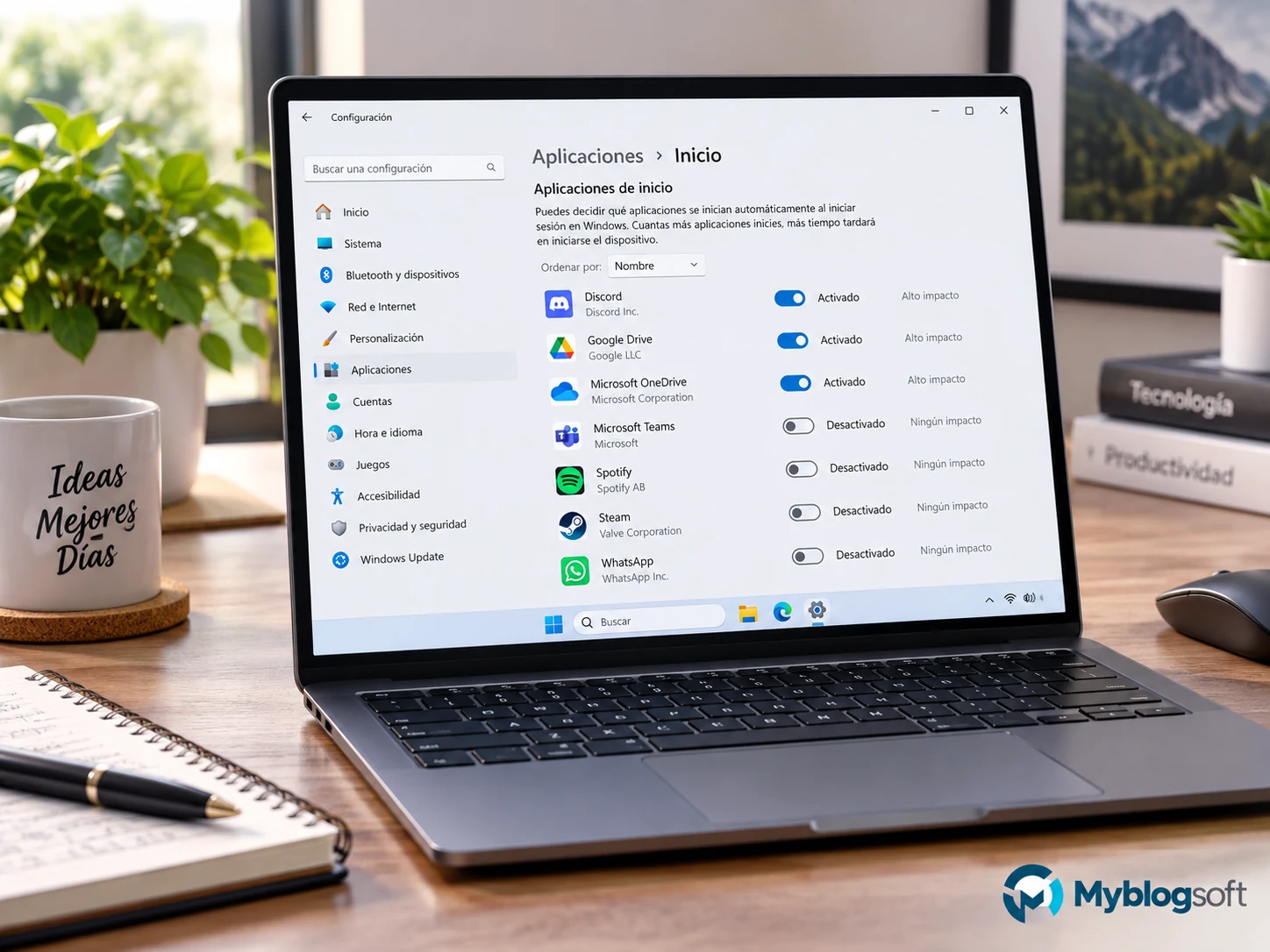 Portátil con la pantalla de aplicaciones de inicio de Windows abierta en español.
